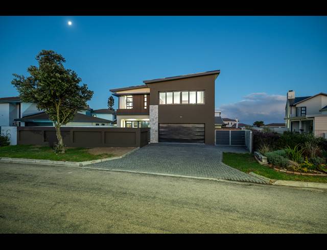 3 BEDROOM HOUSE FOR SALE IN MOSSEL BAY EXT 15